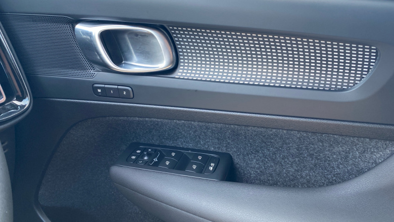 Volvo XC40 2.0 B3P Plus Dark 5dr Auto Petrol Estate